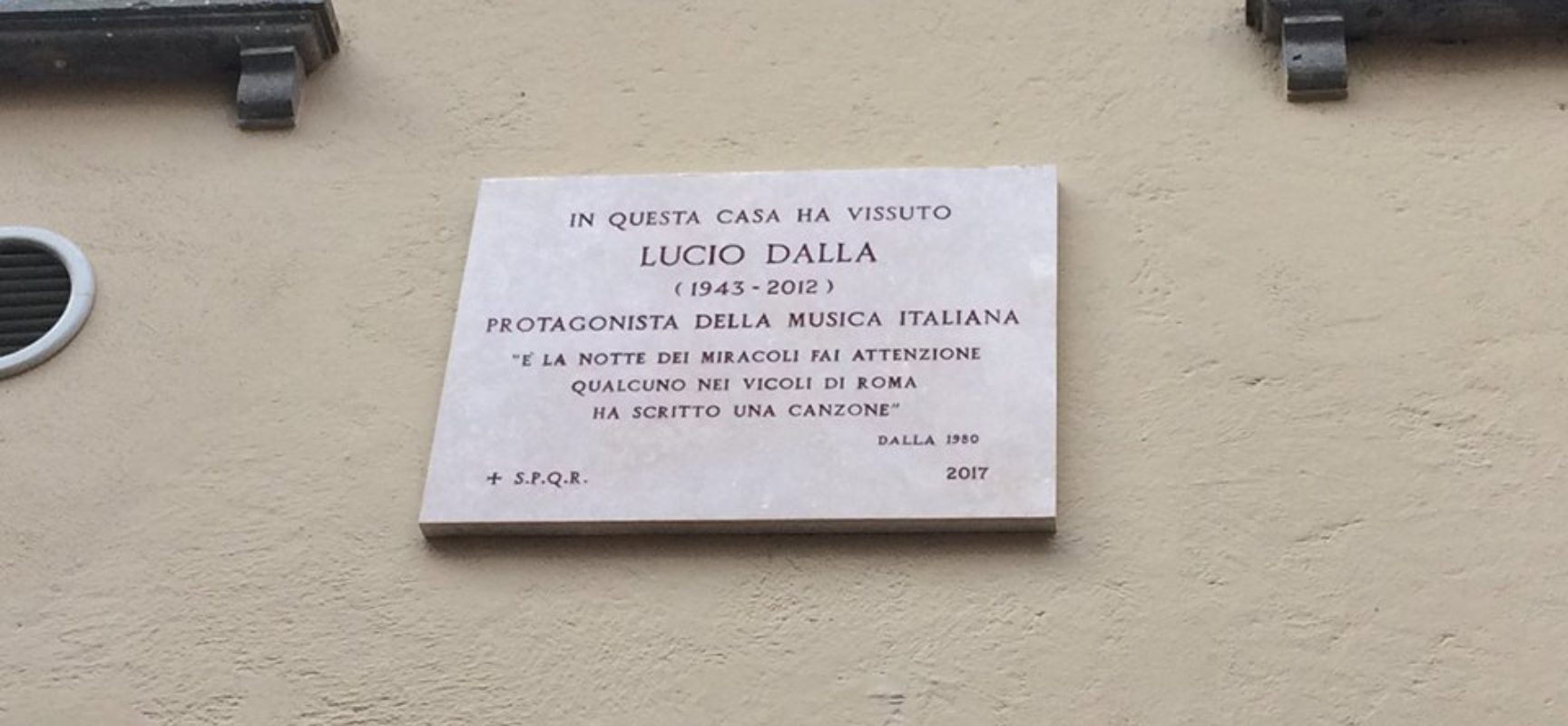 SCOPERTA LA TARGA IN ONORE DI LUCIO DALLA IN VICOLO DEL BUCO, NEL CUORE DI TRASTEVERE