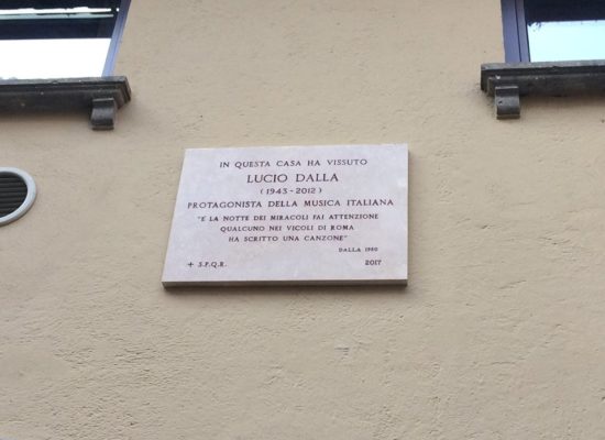 SCOPERTA LA TARGA IN ONORE DI LUCIO DALLA IN VICOLO DEL BUCO, NEL CUORE DI TRASTEVERE