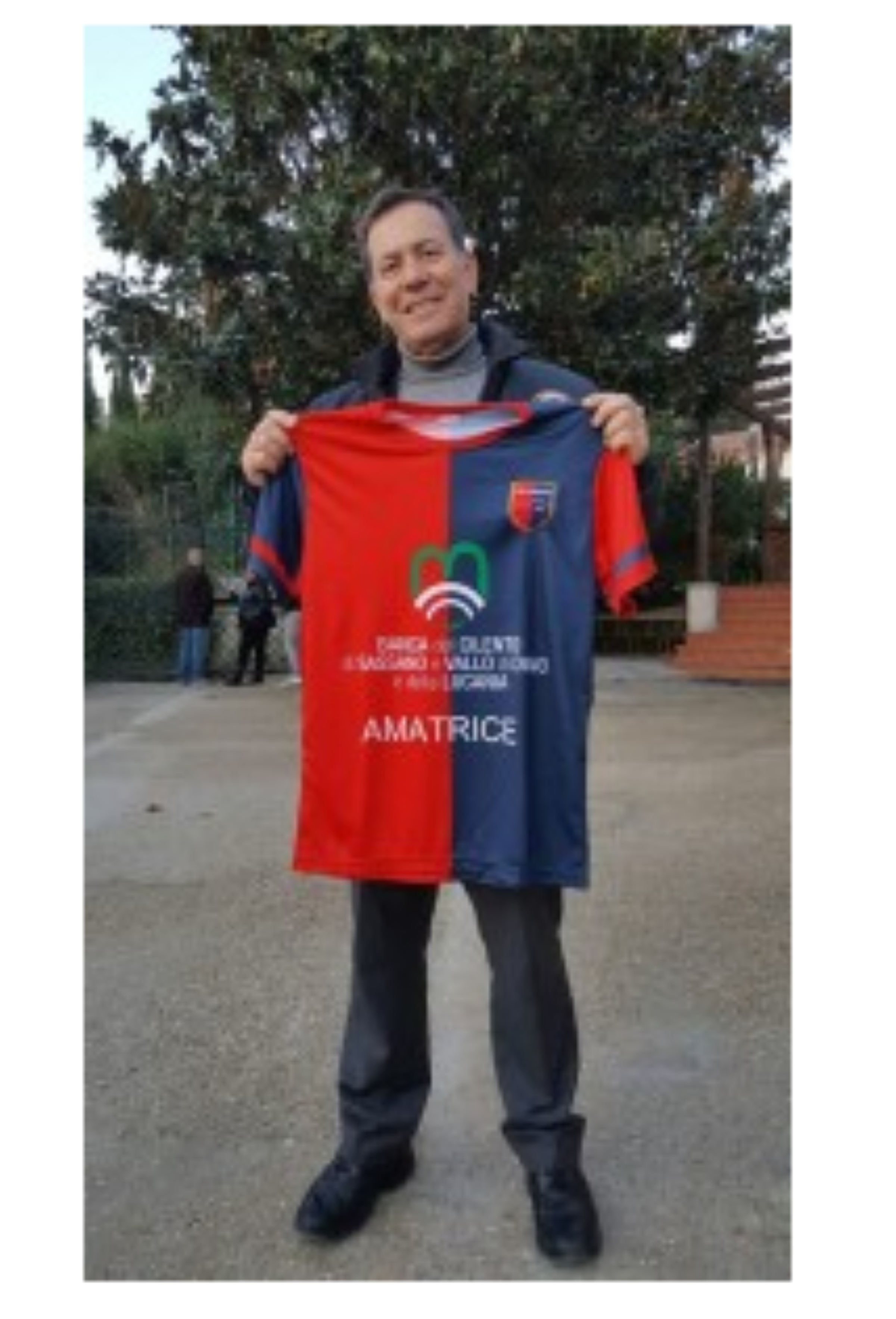 Il Presidente Pier Luigi Betturri posa con la maglia donata dalla ASD Gelbison 28.11.2016