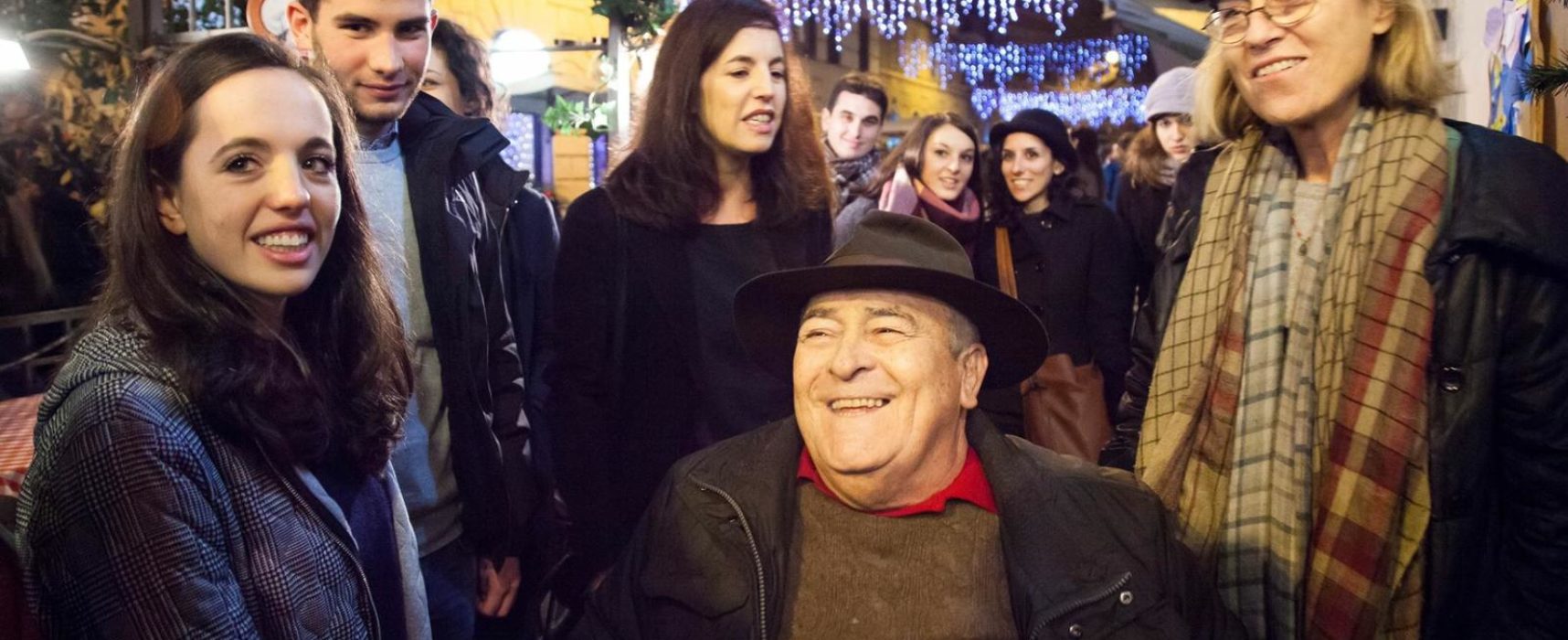 Lutto al braccio in memoria di Bernardo Bertolucci in occasione di Avellino-Trastevere