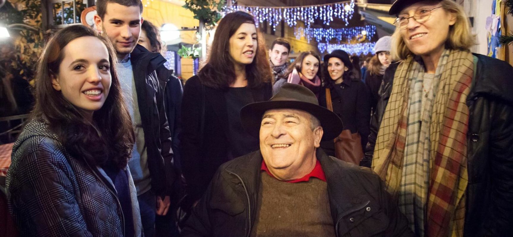 Lutto al braccio in memoria di Bernardo Bertolucci in occasione di Avellino-Trastevere