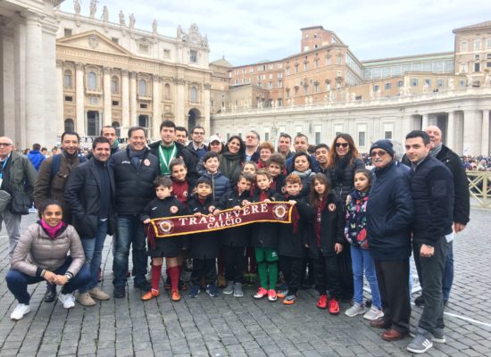 Trastevere calcio in campo a piazza San Pietro all’udienza generale di Papa Francesco